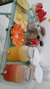 ein Tablett mit verschiedenen Arten von Lebensmitteln auf einem Tisch in der Unterkunft hotel encontro das aguas in Santarém