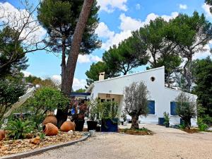 een wit huis met pompoenen ervoor bij UN OASIS EN PROVENCE in Aubagne