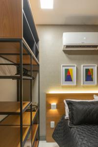 una camera con un letto e un letto a castello di Exclusivo. Permita-se uma experiência diferente a Recife Altre 42 foto