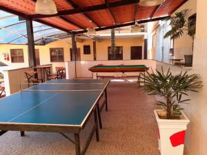 a ping pong room with a ping pong table at Pousada do Cardoso in Angra dos Reis