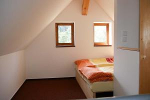 Postel nebo postele na pokoji v ubytování Chalupy Březka