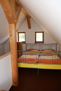 ein Schlafzimmer mit einem Etagenbett im Dachgeschoss in der Unterkunft Chalupy Březka in Libuň