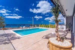 Bazén v ubytovaní Luxurius Villa Aria with heated 45sqm pool, jacuzzi and seaview alebo v jeho blízkosti