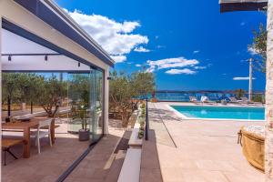 Bazén v ubytovaní Luxurius Villa Aria with heated 45sqm pool, jacuzzi and seaview alebo v jeho blízkosti