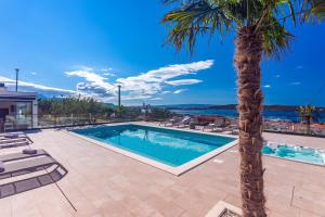 Bazén v ubytovaní Luxurius Villa Aria with heated 45sqm pool, jacuzzi and seaview alebo v jeho blízkosti