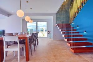 Fotografia z galérie ubytovania Luxurius Villa Aria with heated 45sqm pool, jacuzzi and seaview v destinácii Kaštela