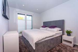 Posteľ alebo postele v izbe v ubytovaní Luxurius Villa Aria with heated 45sqm pool, jacuzzi and seaview