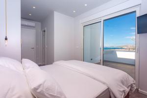 Posteľ alebo postele v izbe v ubytovaní Luxurius Villa Aria with heated 45sqm pool, jacuzzi and seaview
