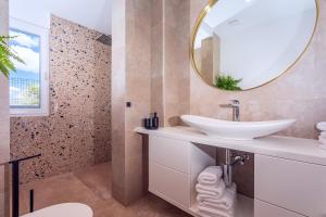 Kúpeľňa v ubytovaní Luxurius Villa Aria with heated 45sqm pool, jacuzzi and seaview