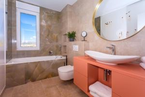 Kúpeľňa v ubytovaní Luxurius Villa Aria with heated 45sqm pool, jacuzzi and seaview
