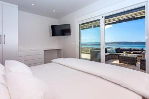 Posteľ alebo postele v izbe v ubytovaní Luxurius Villa Aria with heated 45sqm pool, jacuzzi and seaview