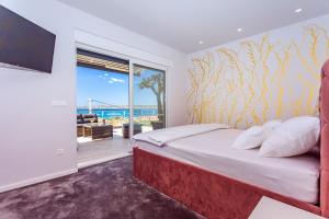 Posteľ alebo postele v izbe v ubytovaní Luxurius Villa Aria with heated 45sqm pool, jacuzzi and seaview
