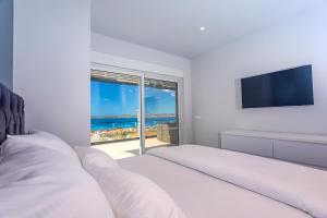 Posteľ alebo postele v izbe v ubytovaní Luxurius Villa Aria with heated 45sqm pool, jacuzzi and seaview