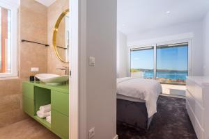 Posteľ alebo postele v izbe v ubytovaní Luxurius Villa Aria with heated 45sqm pool, jacuzzi and seaview