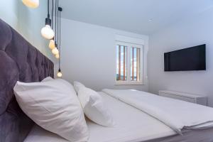 Posteľ alebo postele v izbe v ubytovaní Luxurius Villa Aria with heated 45sqm pool, jacuzzi and seaview