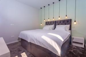 Posteľ alebo postele v izbe v ubytovaní Luxurius Villa Aria with heated 45sqm pool, jacuzzi and seaview