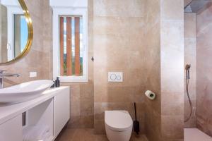 Kúpeľňa v ubytovaní Luxurius Villa Aria with heated 45sqm pool, jacuzzi and seaview