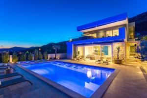 Bazén v ubytovaní Luxurius Villa Aria with heated 45sqm pool, jacuzzi and seaview alebo v jeho blízkosti