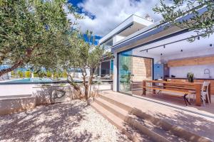 Balkón alebo terasa v ubytovaní Luxurius Villa Aria with heated 45sqm pool, jacuzzi and seaview
