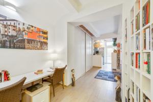 A seating area at Oltrarno Bright Apartment con Patio Privato