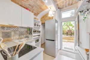A kitchen or kitchenette at Oltrarno Bright Apartment con Patio Privato Még 8 kép