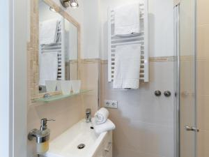 een badkamer met een wastafel en een douche bij City Blick in Westerland