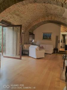 een woonkamer met een bank en een tafel bij "Il Pollaio" guests house in Panicale