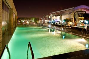 Bazén v ubytování Novotel Suites Mall Avenue Dubai nebo v jeho okolí