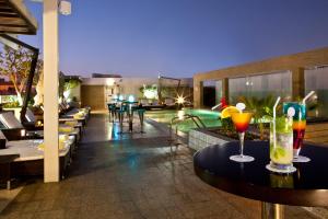 Bazén v ubytování Novotel Suites Mall Avenue Dubai nebo v jeho okolí