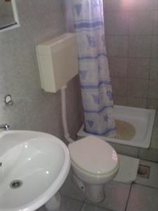y baño con aseo blanco y lavamanos. en Apartments L.Z. en Starigrad-Paklenica