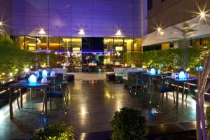 Novotel Suites Mall Avenue Dubai tesisinde bir restoran veya yemek mekanı