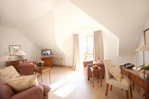 a living room with a couch and chairs and a table at Hotel Restaurant Krone in Hayna