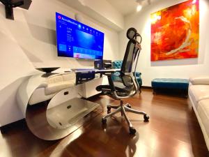 um consultório dentário com uma cadeira e um monitor de computador em Moon Luxury Apartments em Lima