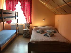 a bedroom with a bunk bed and a window at Nad Sowiogorskim Potokiem in Jugów