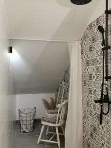 een witte stoel in een kamer met een trap bij Apartments Sandra in Lovran