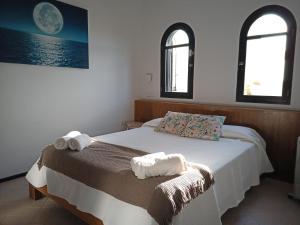 a bedroom with a bed with two towels on it at Leilani Cotillo Garden 2 in El Cotillo