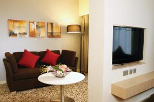 TV a/nebo společenská místnost v ubytování Novotel Suites Mall Avenue Dubai