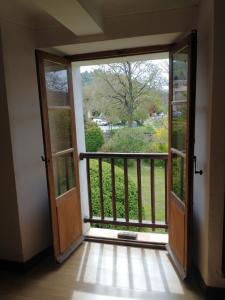 una puerta abierta a un balcón con vistas en Concièrgerie du Château d'Allemagne En Provence en Allemagne-en-Provence