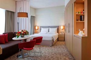 Postel nebo postele na pokoji v ubytování Novotel Suites Mall Avenue Dubai