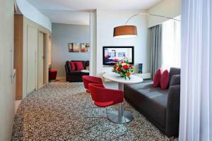 TV a/nebo společenská místnost v ubytování Novotel Suites Mall Avenue Dubai