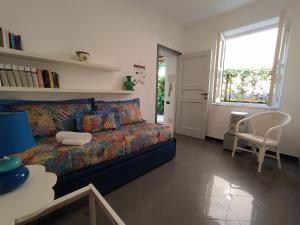 un soggiorno con divano e finestra di Corsini House a Levanto
