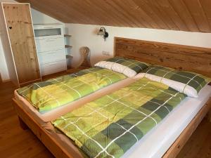 Rúm í herbergi á Uriges Alpen-Apartment Stefan Juen