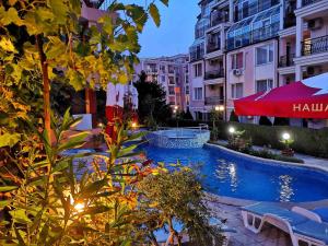 una grande piscina in una città con edifici di Family Hotel Rainbow a Sveti Vlas