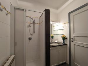 une salle de bain blanche avec une douche et un lavabo dans l'établissement Corsini House, à Levanto 24 autres photos