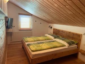 Rúm í herbergi á Uriges Alpen-Apartment Stefan Juen
