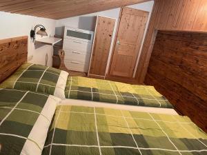 Rúm í herbergi á Uriges Alpen-Apartment Stefan Juen