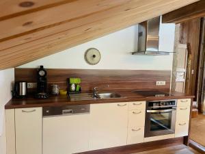 Eldhús eða eldhúskrókur á Uriges Alpen-Apartment Stefan Juen