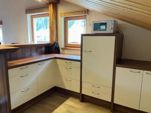 Eldhús eða eldhúskrókur á Uriges Alpen-Apartment Stefan Juen