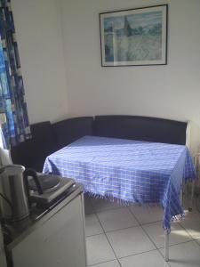 een kamer met een bed met een blauwe deken erop bij Gastehaus Heigeleshof in Ulm