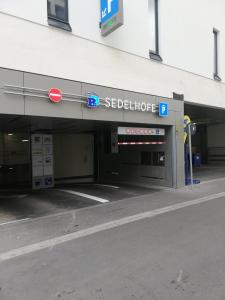 een toegang tot een segelride parkeergarage bij Gastehaus Heigeleshof in Ulm